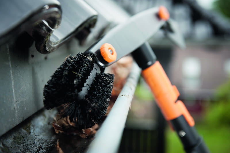 Aby zapewnić drożność systemu odwodnienia dachu, trzeba usunąć  wszelkie zanieczyszczenia z wnętrza rynien i rur spustowych