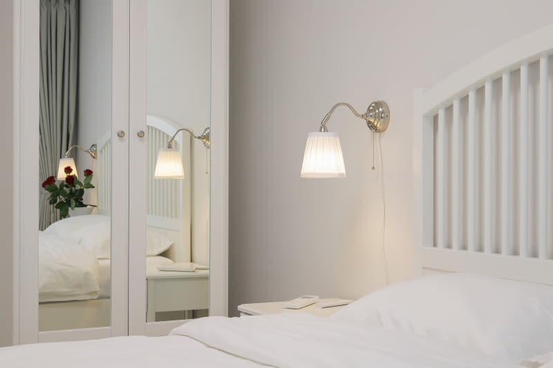 Oświetlenie i lustra - niedrogi sposób na optyczne powiększenie przestrzeni i dodanie wnętrzu elegancji.