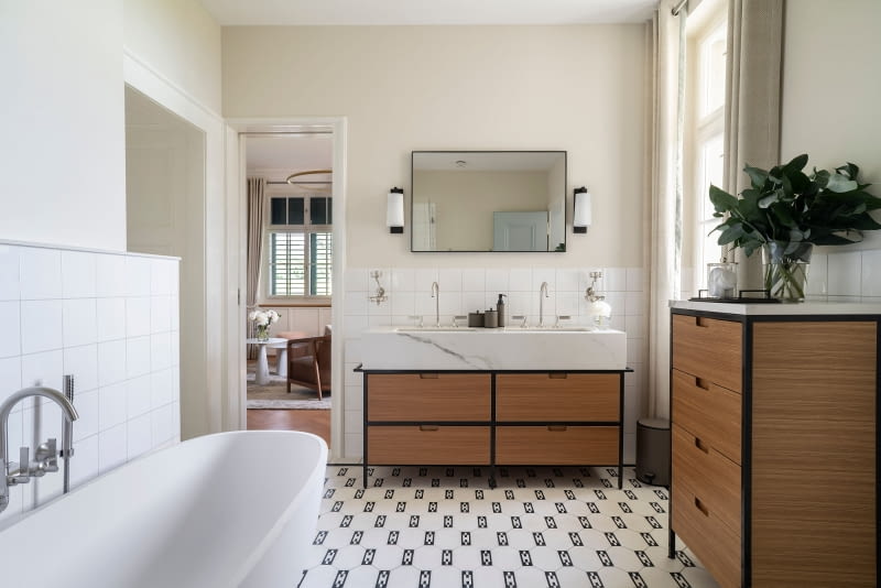 Vaia w kolorze Brushed Platinum łączy tradycyjną elegancję z przejrzystością i otwartością. Armatura Dornbracht harmonijnie wtapia się w minimalistyczną architekturę łazienki.