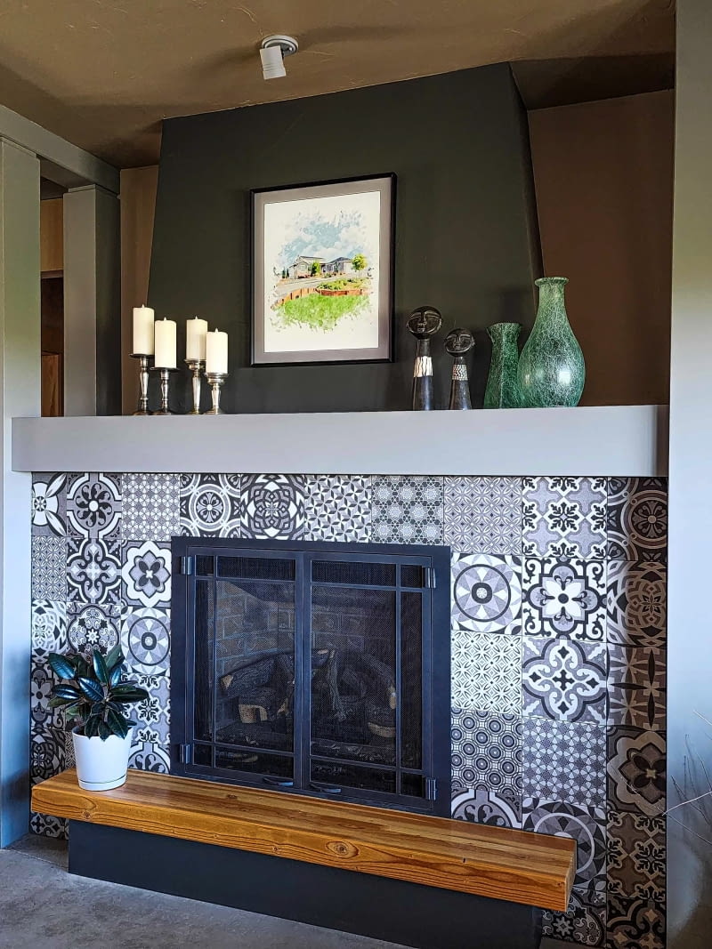 Wzorzyste płytki na kominku