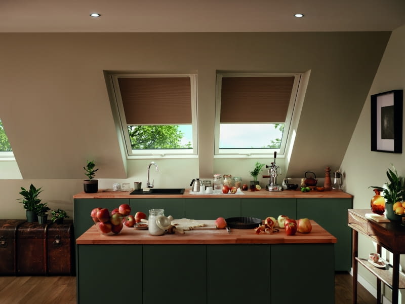 Dodatki do okien dachowych tworzą przytulny klimat wnętrza, zapewniając idealne połączenie światła, prywatności i stylu.