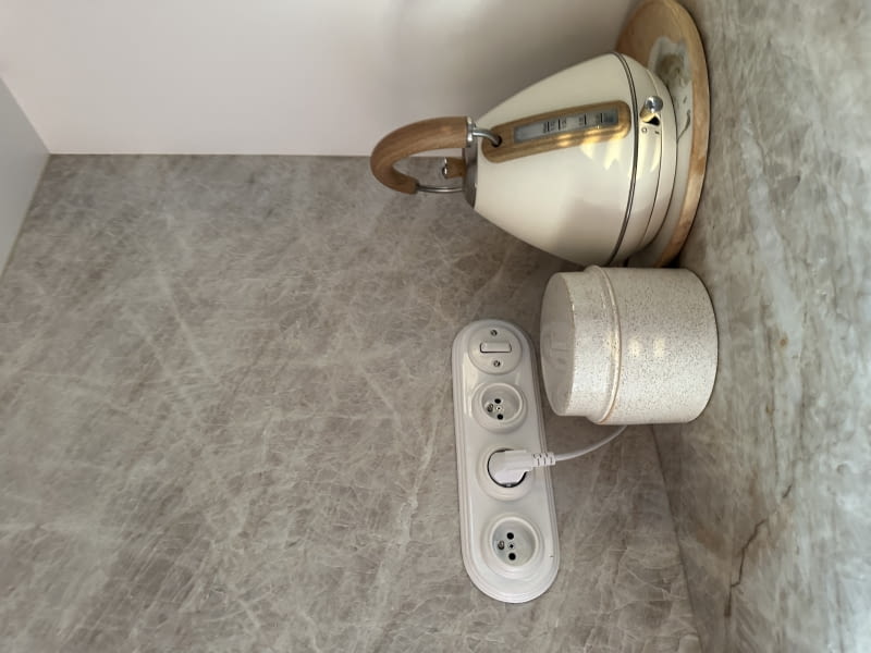 Odpowiednia liczba gniazdek i łączników w całym domu, a w szczególności w kuchni, zapewnia komfort użytkowania pomieszczeń Osprzęt elektroinstalacyjny