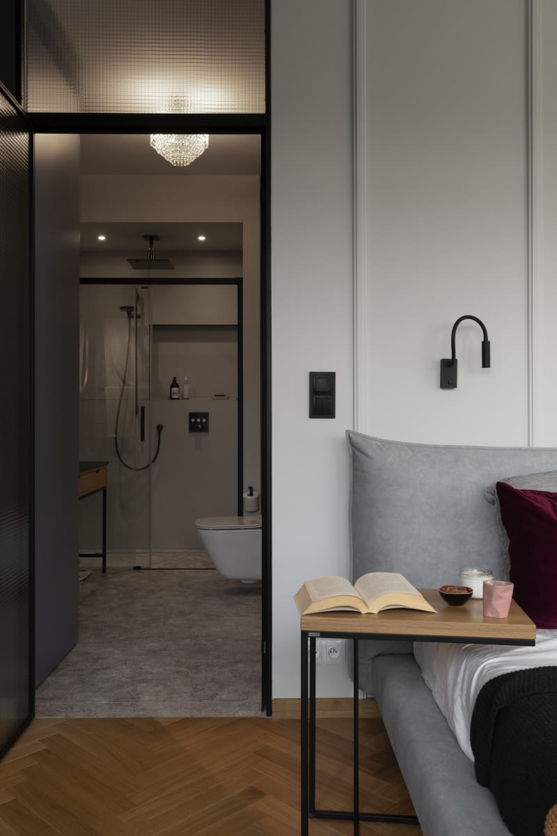 Neutralną bazę w odcieniach szarości i beżów uzupełniają dodatki w zdecydowanym Neutralną bazę w odcieniach szarości i beżów uzupełniają dodatki w zdecydowanym