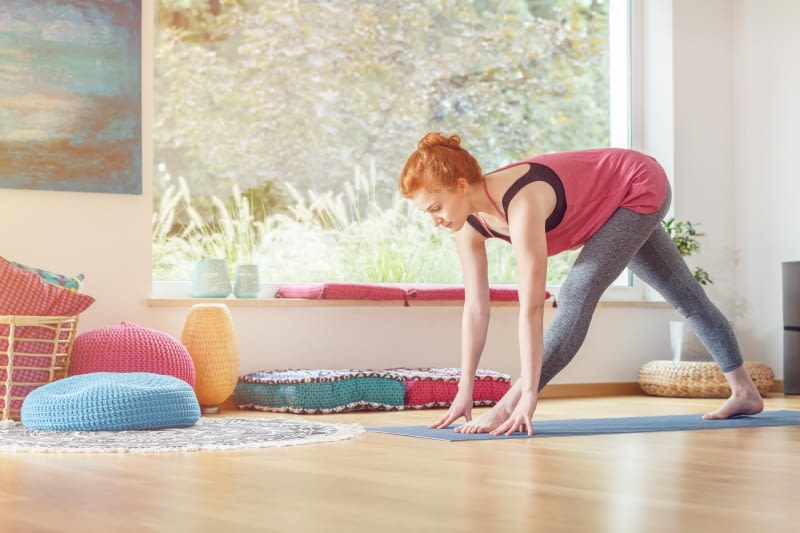 Do jogi najlepsza jest mata antypoślizgowa. Ułóż ją bezpośrednio na podłogę, a nie np. na miękki dywan. W ten sposób łatwiej zachowasz równowagę.