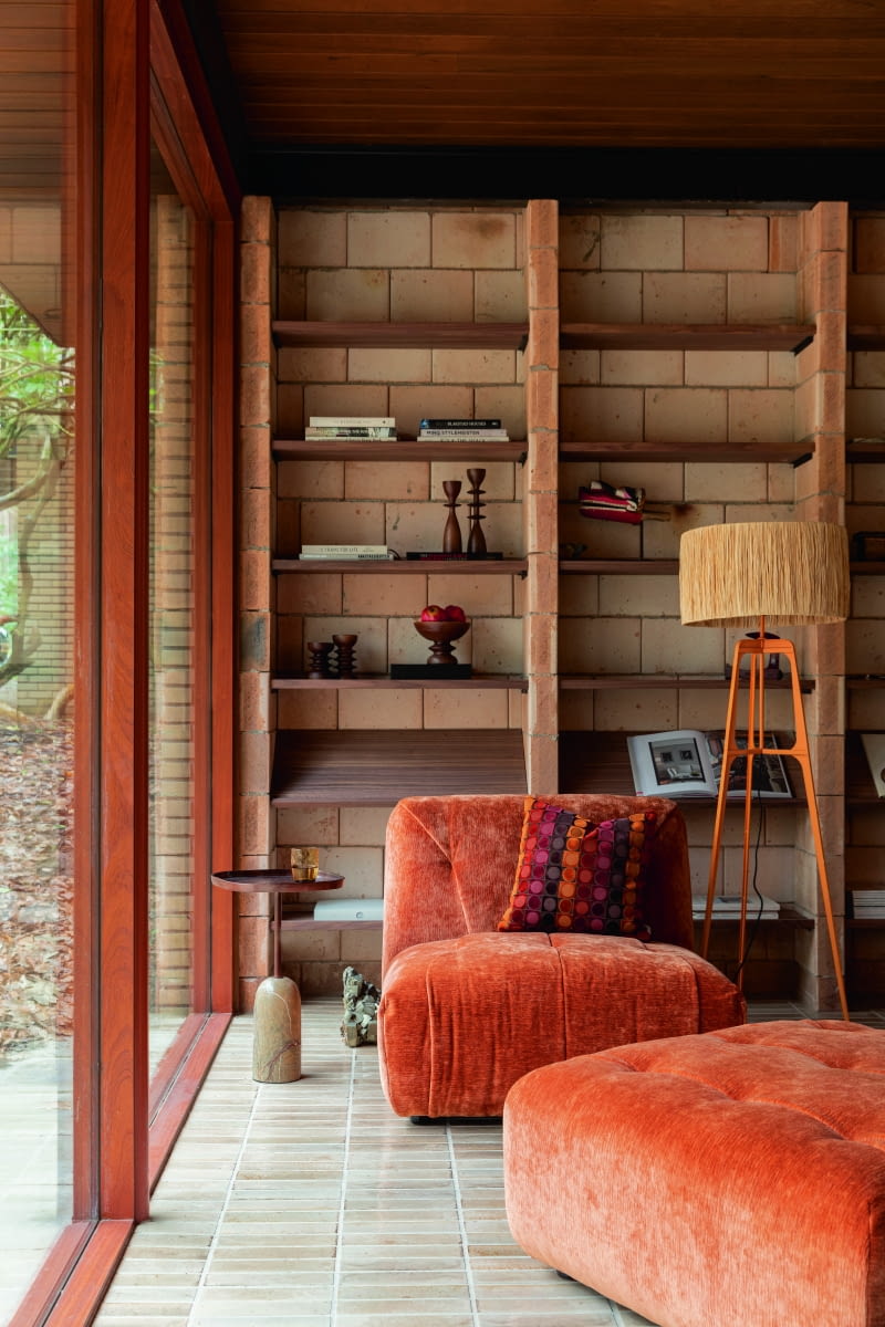 Pod wspólną tonacją barw zbierają się różne nurty: boho w abażurze lampy, loft w stelażu lampy i cegle oraz współczesność z nutą mid century w welurowym fotelu i pufie, a także stoliku bocznym. DUTCHBONE