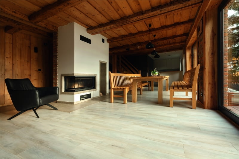 Posadzkę w salonie najlepiej dostosować pod względem estetycznym do ścian. Dla uzyskania ciekawego efektu możemy na przykład wykorzystać kontrast kolorów. Posadzkę w salonie najlepiej dostosować pod względem estetycznym do ścian. Dla uzyskania ciekawego efektu możemy na przykład wykorzystać kontrast kolorów.