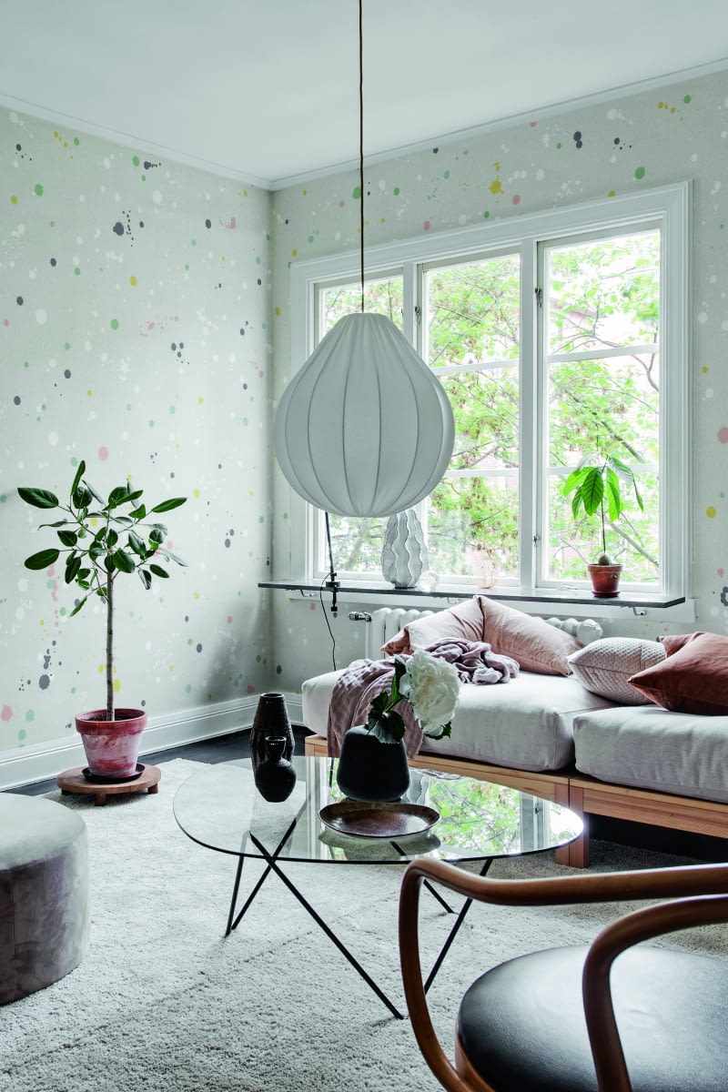 Kolorowe plamy w pastelowych odcieniach retro pokrywają radosną fototapetę Ink Colossa, która pasuje zarówno do salonu, jak i pokoju dziecięcego.