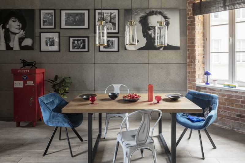 Temat pasji filmowej pojawił się już podczas pierwszych rozmów gospodarzy z architektkami. Magda i Tomek realizują go w domu, w kinach, na krajowych i zagranicznych festiwalach. Projektantki postanowiły to wykorzystać i kiedy zaprezentowały na kilku wizualizacjach oprawione w czarne ramki fotosy kultowych aktorów, gospodarze szybko zaakceptowali pomysł. Jack Nicholson palący cygaro zrobił swoje. Wspólnie wybrano resztę najważniejszych nazwisk i filmy do wyeksponowania. Układ ramek i konkretnych grafik rozplanowano szczegółowo w formie osobnego projektu.