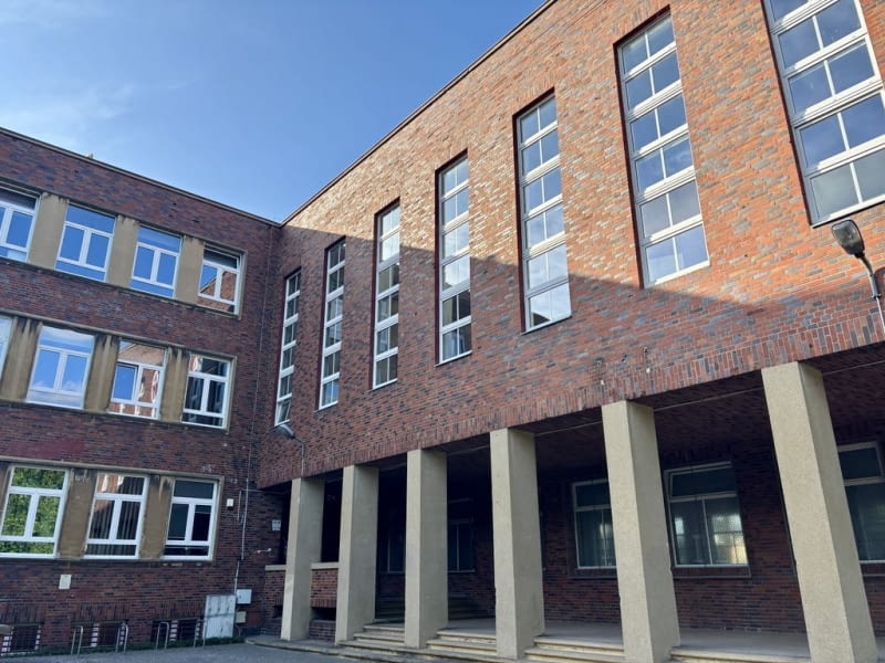 I Liceum Ogólnokształcące Dwujęzyczne im. Mikołaja Kopernika w Kołobrzegu - widok od strony wejścia do szkoły I Liceum Ogólnokształcące Dwujęzyczne im. Mikołaja Kopernika w Kołobrzegu - widok od strony wejścia do szkoły