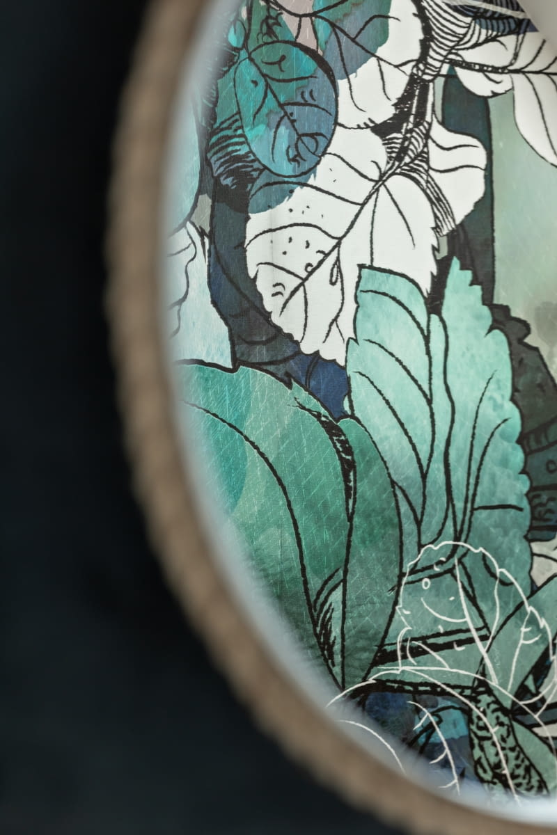 W łazience na piętrze ścianę naprzeciwko umywalki zdobi tapeta w motywem roślinnym. Jej zielony kolor powtórzono na ścianie kolankowej. W łazience na piętrze ścianę naprzeciwko umywalki zdobi tapeta w motywem roślinnym. Jej zielony kolor powtórzono na ścianie kolankowej.