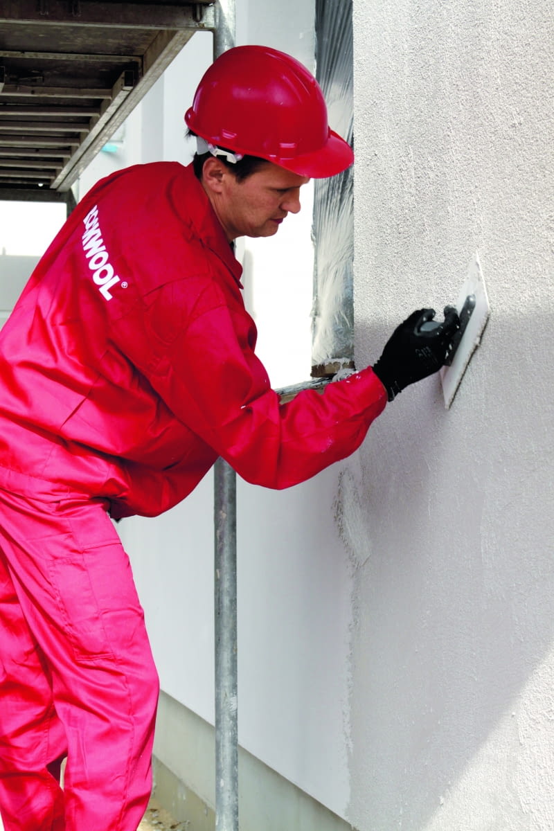 Bez względu na to, czy dom ma konstrukcję  murową czy prefabrykowaną, czy może funkcję nośną pełni w nim drewniany szkielet,  nie pozostawia się go bez zewnętrznego  wykończenia