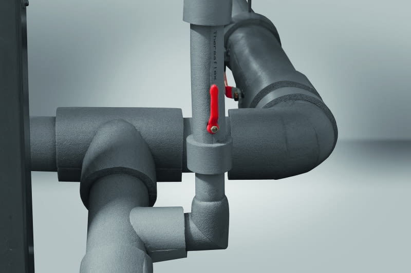 Niezaizolowane  rury instalacji  grzewczej,  cyrkulacji oraz  ciepłej wody  zwiększają koszty  eksploatacji.  Co ważne, sam  koszt wykonania  izolacji jest  znacznie niższy od  tego, jakie  oszczędności  ze sobą niesie