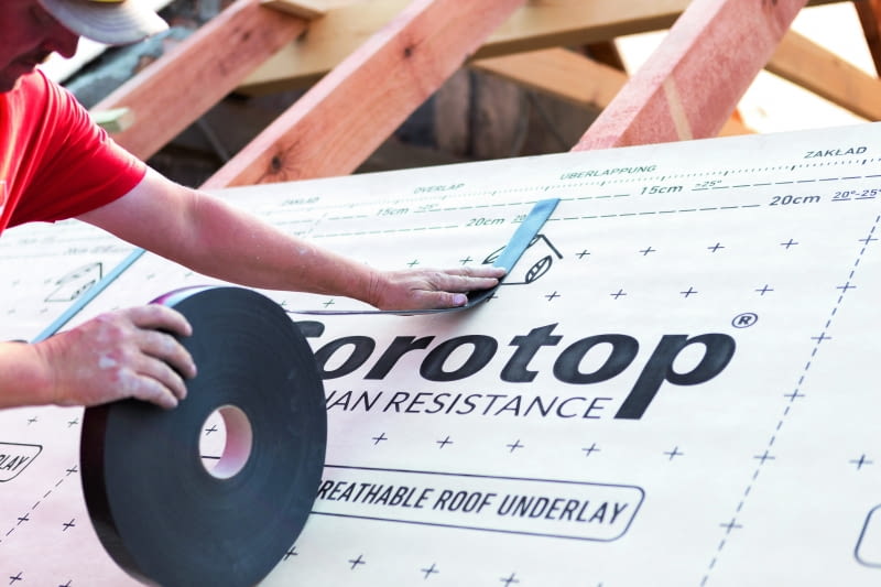 Styk kontrłaty z membraną dobrze jest uszczelnić za pomocą taśmy, ponieważ podczas  deszczu, gdy nie ma jeszcze pokrycia zasadniczego, membrana w miejscach przebicia może  przeciekać. W dachach o nachyleniu poniżej 20° uszczelnienie kontrłat jest niezbędne