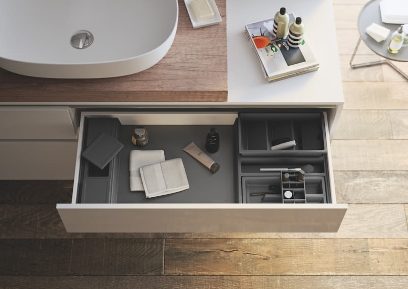 Szafki i szuflady podumywalkowe warto wyposażyć w praktyczne organizery Strefa umywalki