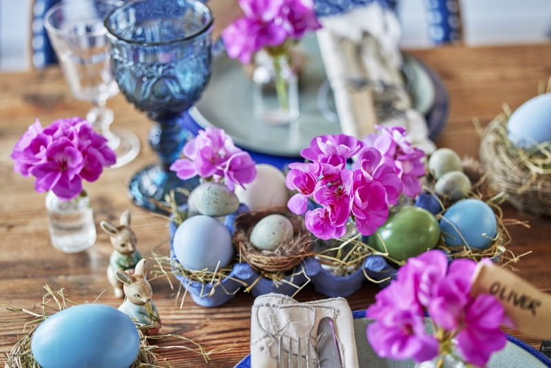 Pomysł na dekorację stołu? Ułóż na wytłoczce kolorowe jajeczka, siano i żywe kwiaty.