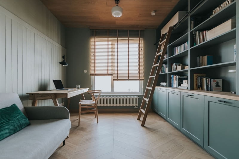 Światło, drewno i zieleń: współczesny azyl w sercu Jeżyc Światło, drewno i zieleń: współczesny azyl w sercu Jeżyc