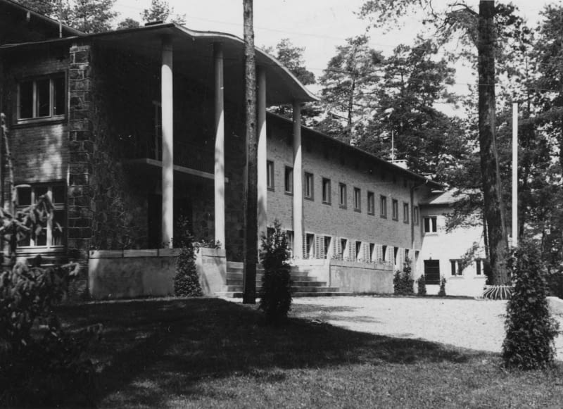 Dom Turysty w Augustowie - zdjęcie z 1938 roku. Proj. Maciej Nowicki, Stanisława Sandecka-Nowicka, Władysław Stokowski Dom Turysty w Augustowie - zdjęcie z 1938 roku. Proj. Maciej Nowicki, Stanisława Sandecka-Nowicka, Władysław Stokowski