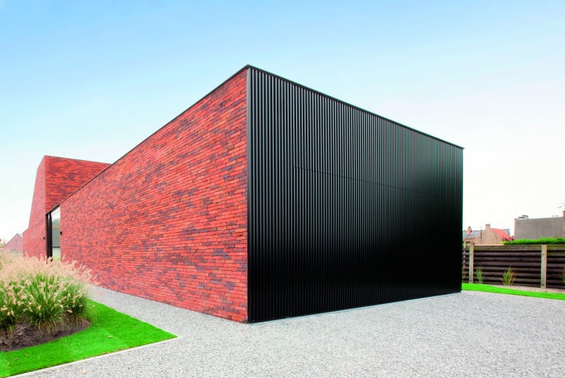 Cegły ręcznie formowane to bogactwo formatów, faktur i kolorów. Każda z nich jest wyjątkowa, a wynika to ze specyfiki technologii produkcji Cegły ręcznie formowane to bogactwo formatów, faktur i kolorów. Każda z nich jest wyjątkowa, a wynika to ze specyfiki technologii produkcji