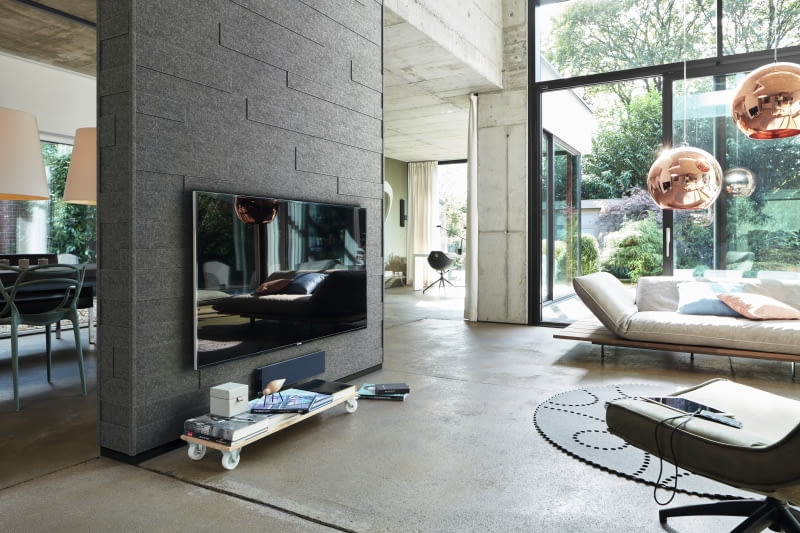 Panele filcowe 3D SP800 4502 Basalt grey felt estetycznie akcentują funkcję ściany telewizyjnej i poprawiają akustykę strefy domowego kina.