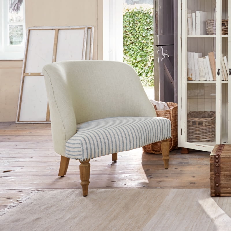 Połączanie tkanin – jednej w delikatne pasy, drugiej gładkiej – uatrakcyjniło wygląd fotela. Teraz jest on ciekawym elementem wyposażenia salonu. Połączanie tkanin – jednej w delikatne pasy, drugiej gładkiej – uatrakcyjniło wygląd fotela. Teraz jest on ciekawym elementem wyposażenia salonu.