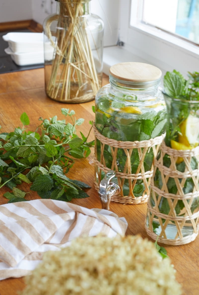 Przytulna, drewniana, pachnąca ziołami – taka jest prawdziwie domowa kuchnia Agnieszki i Szymona. Rozmaryn, mięta, bazylia, oregano, melisa… przydają się podczas gotowania i do dekoracji.