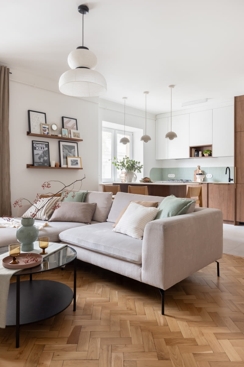 Przykład spójnej stylistyki zachowanej w części kuchennej i wypoczynkowej pokoju dziennego