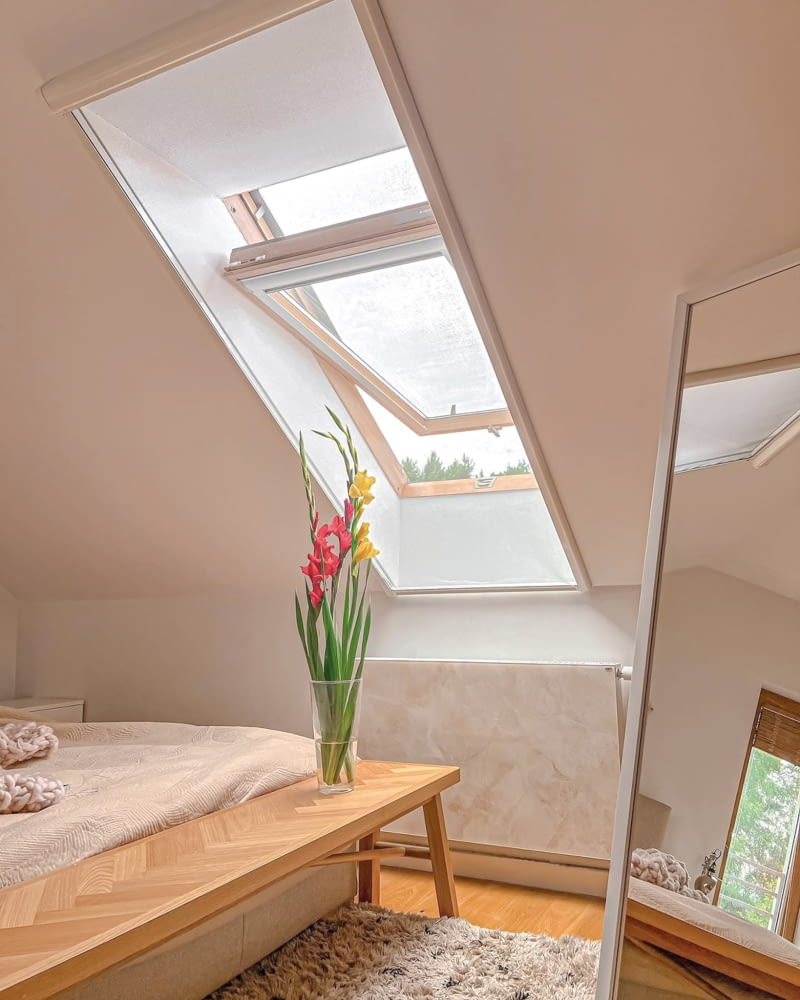 Materiał moskitiery AMS umieszczona jest w prowadnicach, a obsługujemy ją ręcznie.