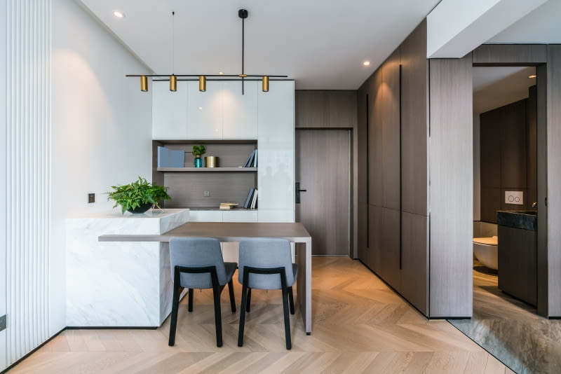 Przestronne mieszkanie z wanną w sypialni