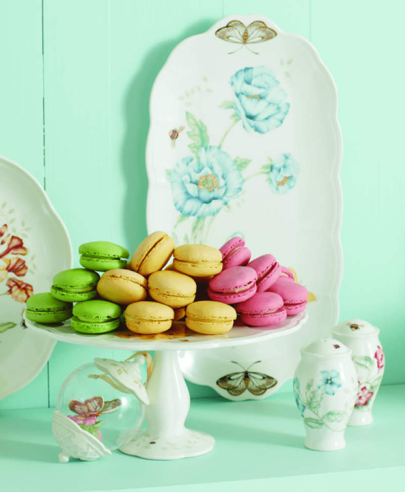 Klasyczna porcelana ze wzorem kwiatów i owadów to idealna propozycja na wiosenny stół.