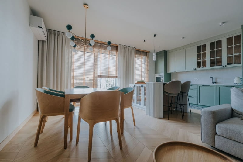 Światło, drewno i zieleń: współczesny azyl w sercu Jeżyc Światło, drewno i zieleń: współczesny azyl w sercu Jeżyc