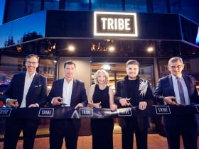 Od lewej: Dominik Sołtysik, COO Eastern Europe Essendi Gilles Clavie, CEO Essendi_Pauline Oster, Vice President & Head of TRIBE Hotels Europe & North Africa_Tomasz Schweda, Multi Site General Manager, TRIBE Krakow Old Town & Mercure Krakow Old Town _Aiden McAuley, COO Managed Hotels Europe & North Africa  Premium, Midscale & Economy, Accor