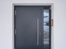 Drzwi aluminiowe ALUHAUS w nowoczesnym budownictwie - znaczenie parametrów dla energooszczędności