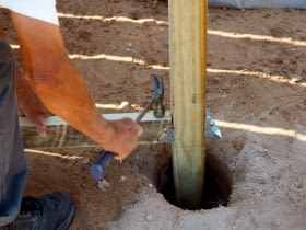 Osadzanie słupków ogrodzeniowych poniżej strefy przemarzania – jak zapewnić stabilność ogrodzenia na lata?