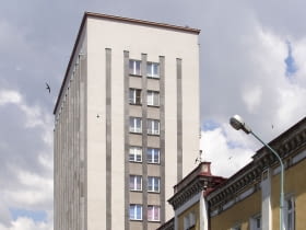 Budynek Komunalnej Kasy Oszczędności w Chorzowie od strony ul. Zjednoczenia