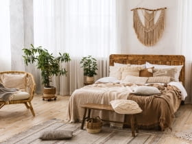 Boho, scandi czy minimalizm – który styl sprawdzi się w organicznej sypialni?Sl