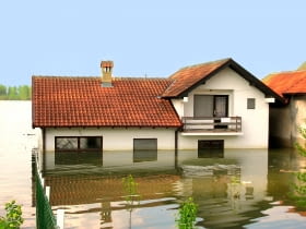 Włamanie, zalanie lub pożar? Sprawdź, jak sfinansować naprawę zniszczeń i odzyskać spokój w swoich czterech kątach