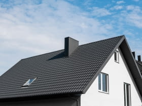 Blachodachówka modułowa – dlaczego warto wybrać budmat zamiast tradycyjnej dachówki ceramicznej?