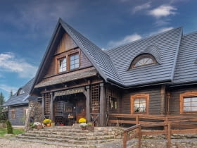 Dom w góralskim stylu- panele dachowe REGLE