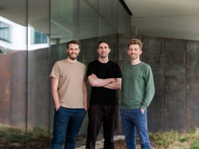 Założyciele refurbed - od lewej: Peter Windischhofer, Jürgen Riedl i Kilian Kamiński