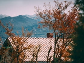 Jak zaaranżować przytulny domek w górach? Sprawdź!