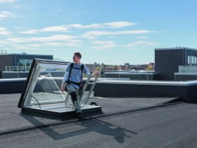 Elektryczne okno wyłazowe do dachów płaskich