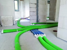 Otwory instalacyjne można przygotować  na etapie wykonywania stropu. To najlepszy na to moment. Można też je zrobić, jeśli stropy są już  gotowe. Jest to jednak bardziej kosztowne i może stwarzać problemy techniczne