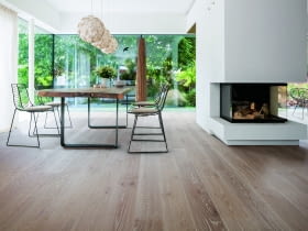 Jasna podłoga w salonie czy jadalni sprawdzi się zarówno w dużych, przestronnych pomieszczeniach, jak i w małych wnętrzach, które chcemy wizualnie powiększyć.