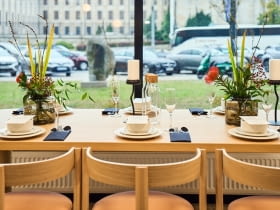 Stół w stylu skandynawskim nowoczesnym