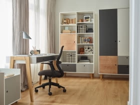 Biurko Concept – uniwersalne i minimalistyczne, doskonale wpisuje się w nowoczesne wnętrza. Solidne nogi z litego drewna zapewnią stabilność. Przestronny blat sprawdzi się podczas nauki i zabawy, a szuflady pomogą utrzymać porządek. Do biurka można dobrać dedykowany kontenerek, który będzie idealnym uzupełnieniem i dodatkową przestrzenią do przechowywania przedmiotów.