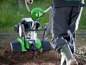 pielęgnacja roślin, pielęgnacja ogrodu, glebogryzarka