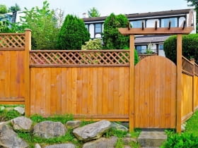 PRZEPISY OGÓLNE nie zabraniają postawienia płotu stanowiącego zwartą ścianę. Jednak niekiedy nie pozwalają na to przepisy lokalne.