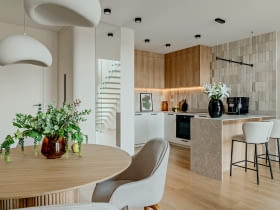 Przestrzeń w dialogu z otoczeniem – apartament nad Jeziorem Zegrzyńskim