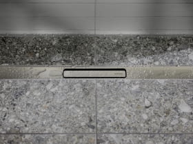 Nowy odpływ liniowy dostępny jest w kolorze czarnym z odporną na zarysowania powłoką PVD oraz zabezpieczeniem przed odciskami palców, a także w wykończeniu ze szczotkowanej stali nierdzewnej.