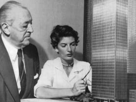 Mies van der Rohe oraz Phyllis Lambert przy modelu Seagram Building